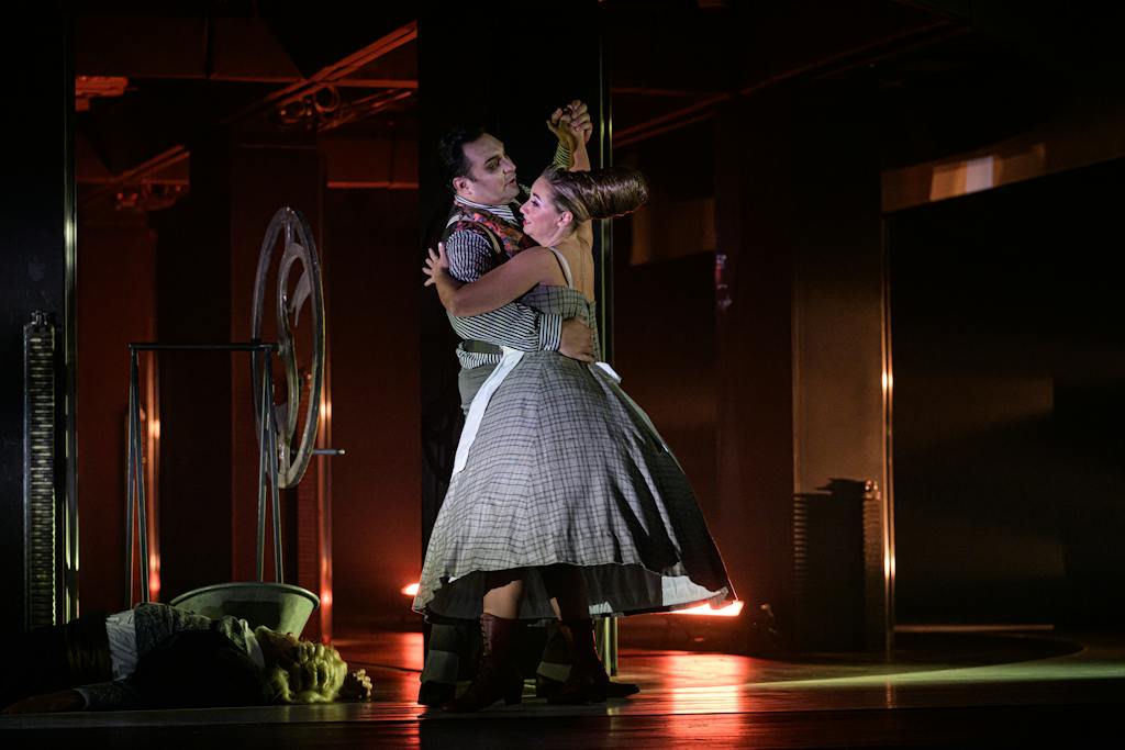Opera | Sweeney Todd: Ďábelský lazebník z Fleet Street: Adam Plachetka (Sweeney Todd), Barbora Perná (Paní Lovettová) – foto: Serghei Gherciu
